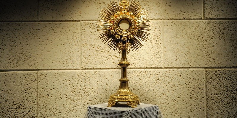 El suceso de Tumaco, Retroceden las olas del mar ante la Hostia consagrada.