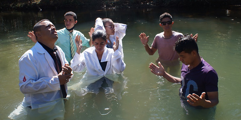 ¿Bautismo sólo en nombre de Jesús?