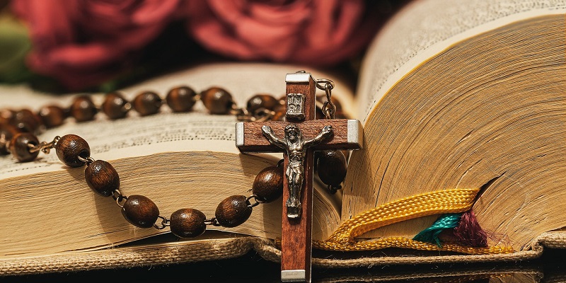 ¿La oración del Santo Rosario da más importancia a la Virgen María que a Dios?