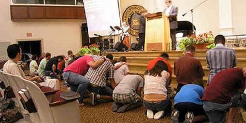 ¿Los evangélicos “adoran” a sus pastores?